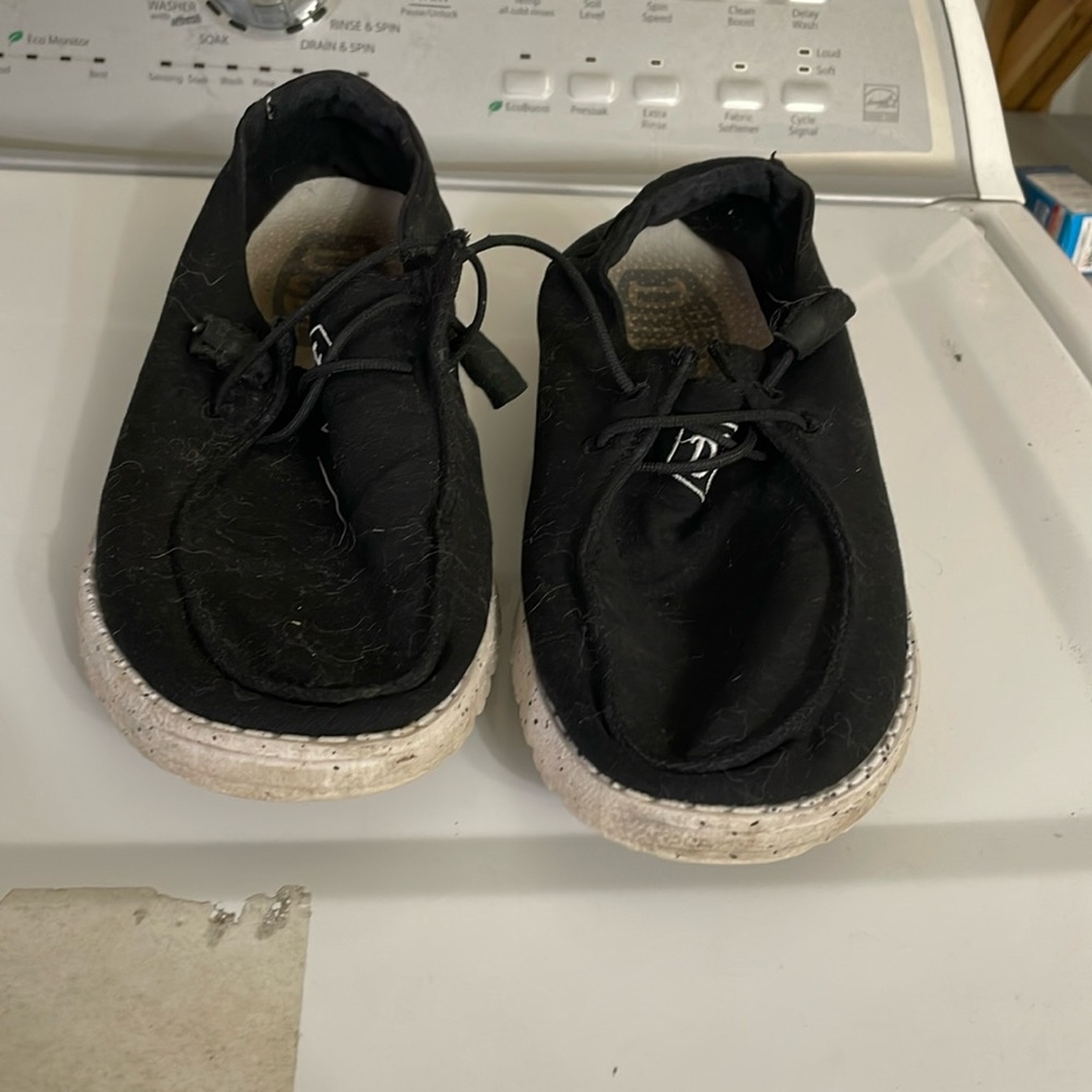 Worn, Black Hey dudes, US 7’s